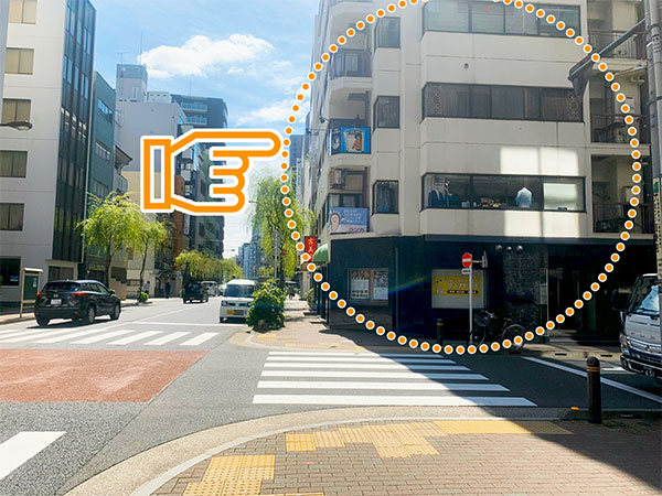 5.1つ目の横断歩道を渡った1階にお弁当屋さんが入っているビルの2階になります。エントランスは横断歩道を渡って右手にございます。