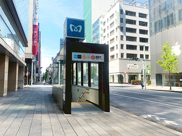 1.銀座駅A13出口を出てそのまま直進します。