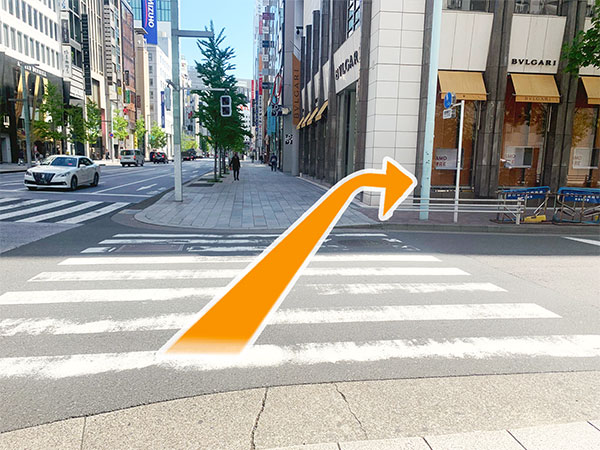 3.横断歩道を渡りBVLGARIの手前を右に曲がります。
