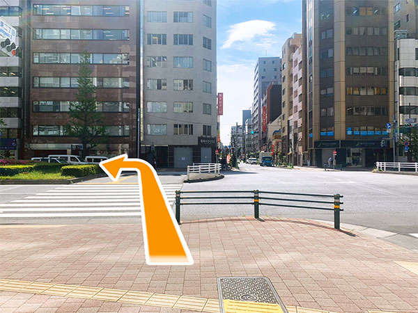 5.横断歩道を渡って左に進みます。