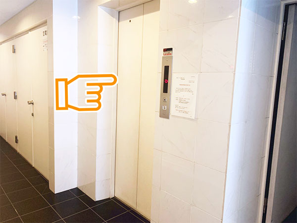 11.エレベーターで2階のサロンにおいでください。